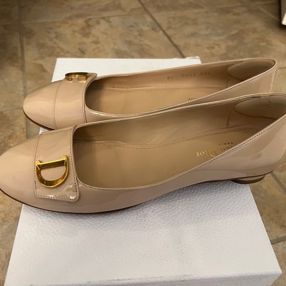 Dior Nude Patent Leather Flats with Gold Accent - Picture 4 of 6